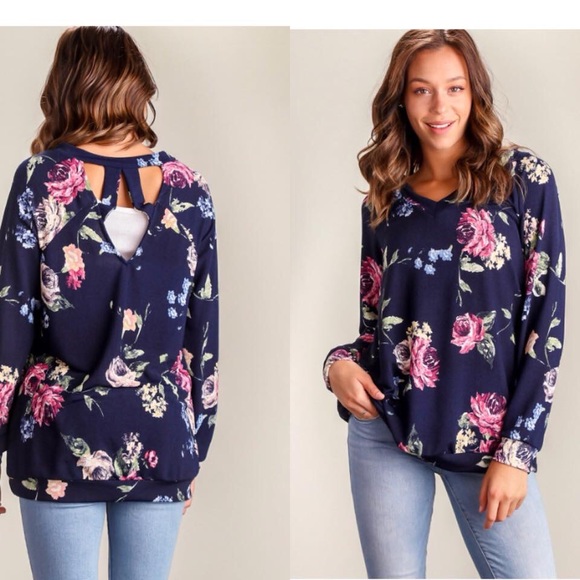 Tops - 💕CLEARANCE💕Beautiful Navy Floral Top